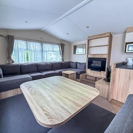Lovely Caravan With Decking And Outside Furniture At Broadland Sands Ref 20113Bs Hopton on Sea Exterior photo