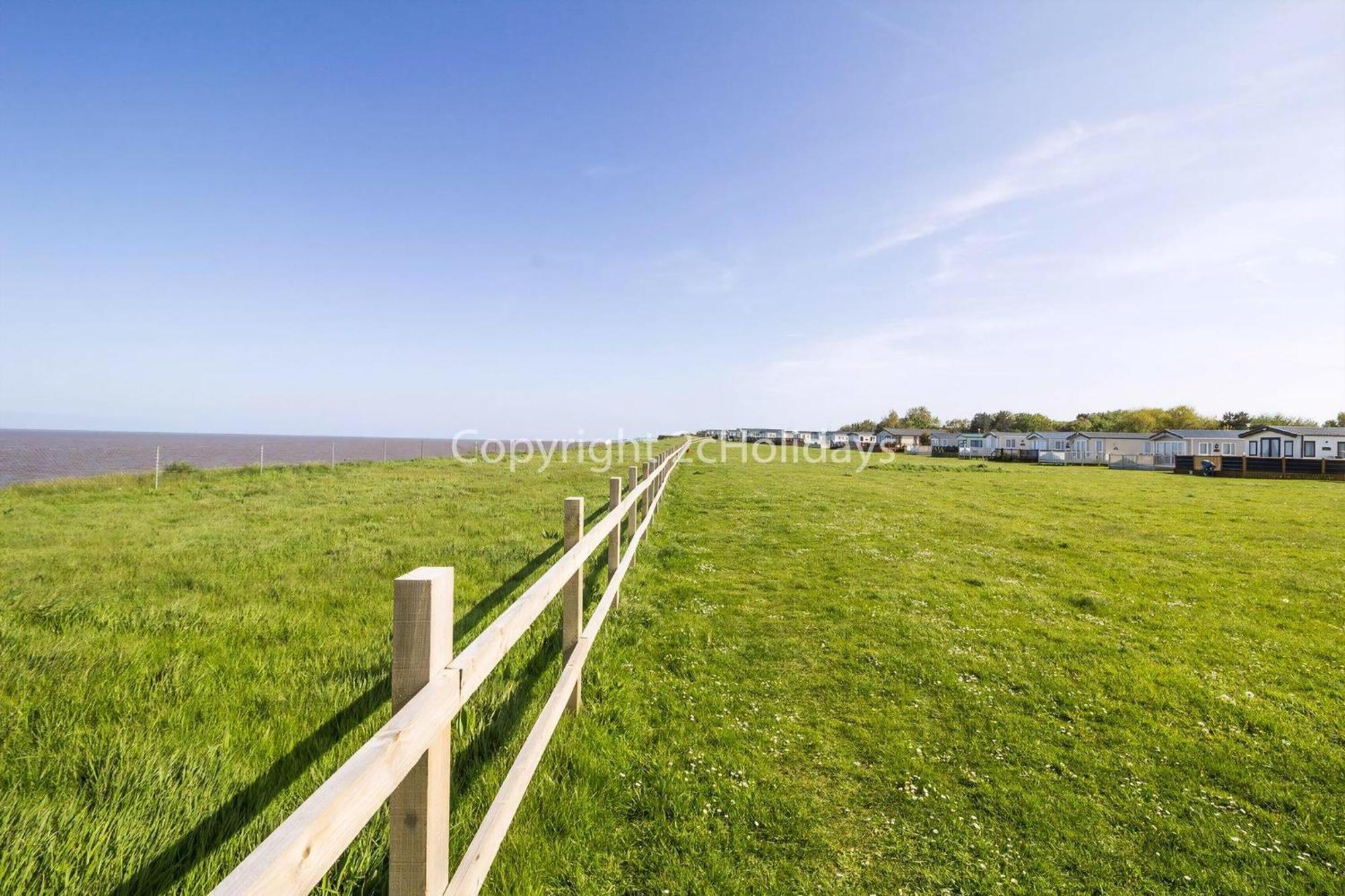 Lovely Caravan With Decking And Outside Furniture At Broadland Sands Ref 20113Bs Hopton on Sea Exterior photo