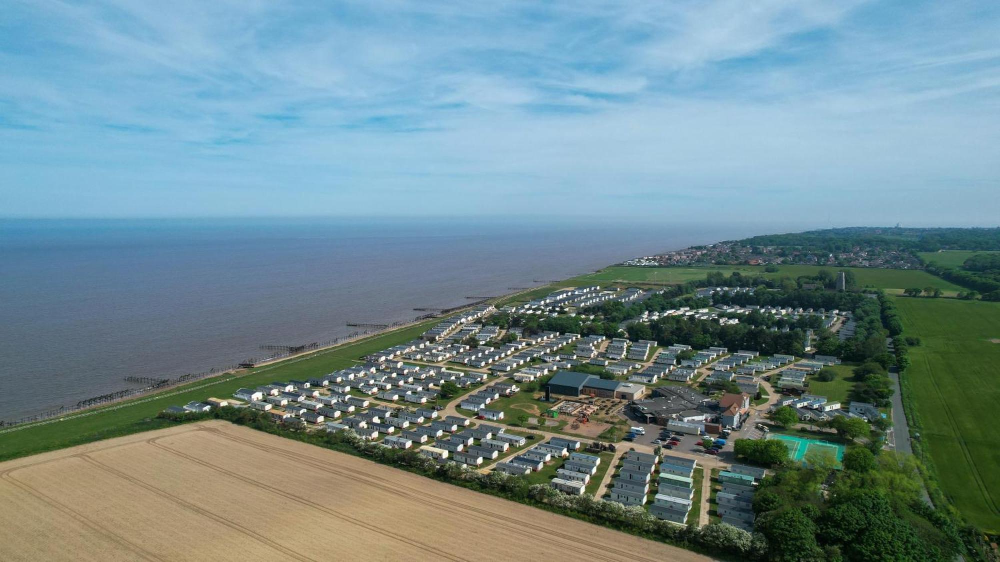 Lovely Caravan With Decking And Outside Furniture At Broadland Sands Ref 20113Bs Hopton on Sea Exterior photo
