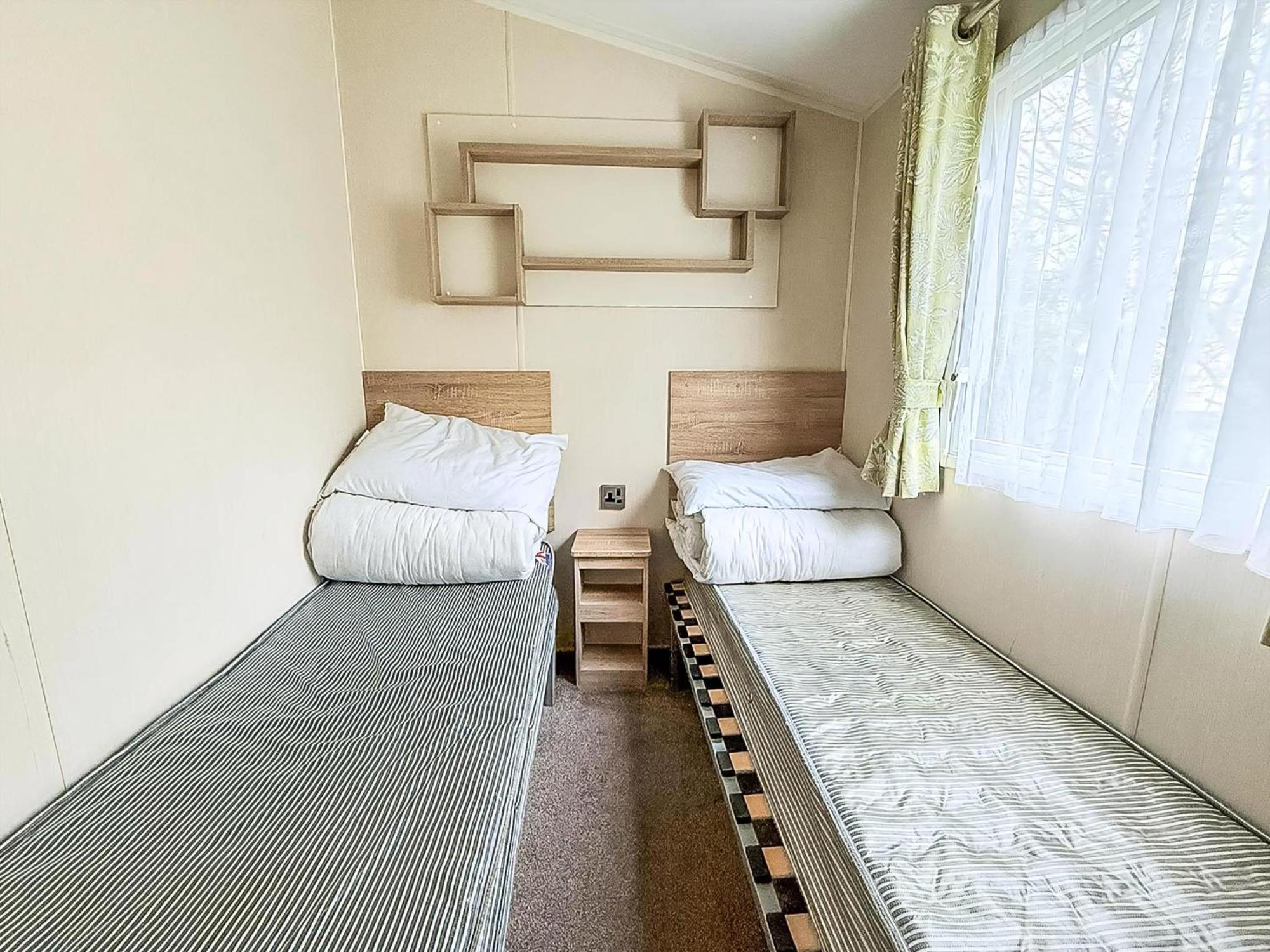 Lovely Caravan With Decking And Outside Furniture At Broadland Sands Ref 20113Bs Hopton on Sea Exterior photo