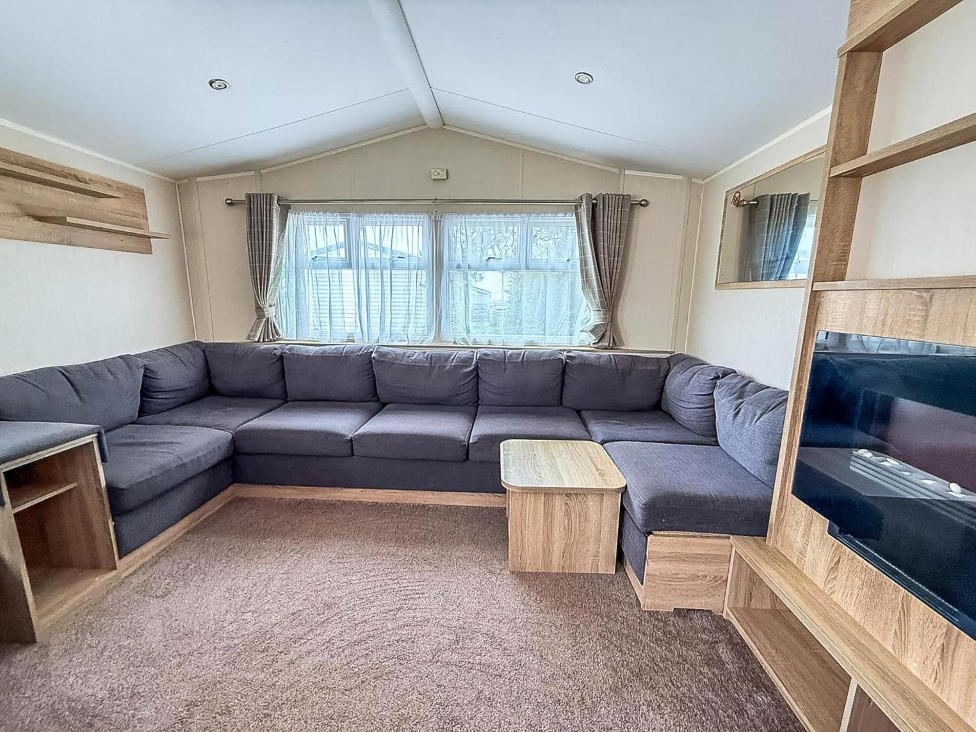 Lovely Caravan With Decking And Outside Furniture At Broadland Sands Ref 20113Bs Hopton on Sea Exterior photo