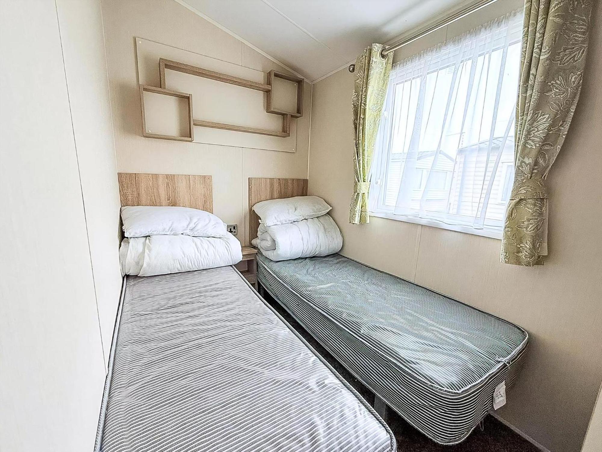 Lovely Caravan With Decking And Outside Furniture At Broadland Sands Ref 20113Bs Hopton on Sea Exterior photo