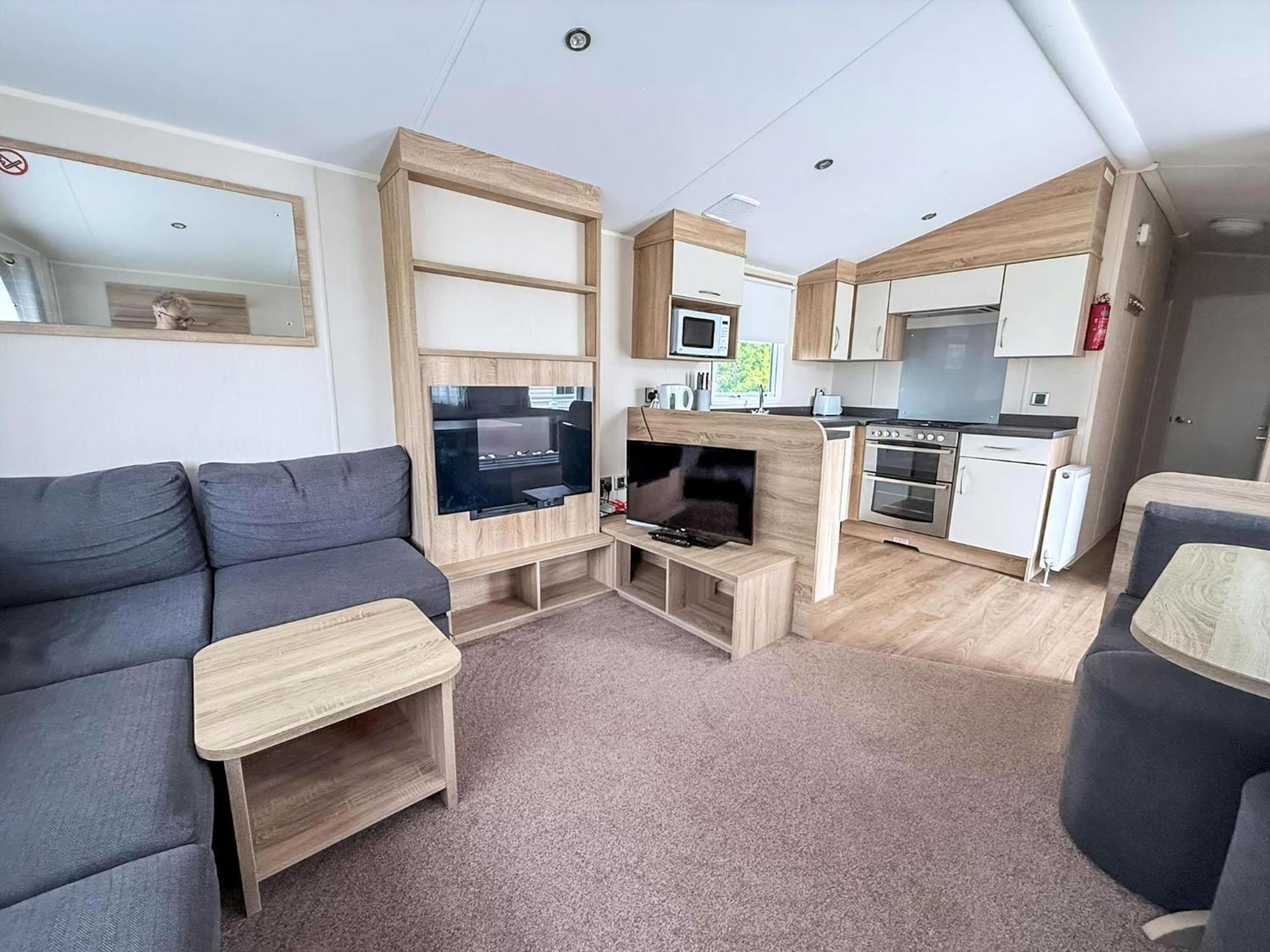 Lovely Caravan With Decking And Outside Furniture At Broadland Sands Ref 20113Bs Hopton on Sea Exterior photo